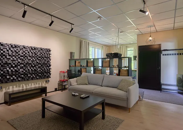 Elokuvateatterilla With The Movie Theater لاهتي